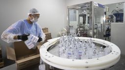 Un empleado trabaja en la producci&oacute;n de desinfectante de manos en la Compa&ntilde;&iacute;a Nacional do &Aacute;lcool (CNA) en Piracicaba, Brasil, 3 de marzo de 2020. El coronavirus ha desatado p&aacute;nico en la poblaci&oacute;n.&nbsp;