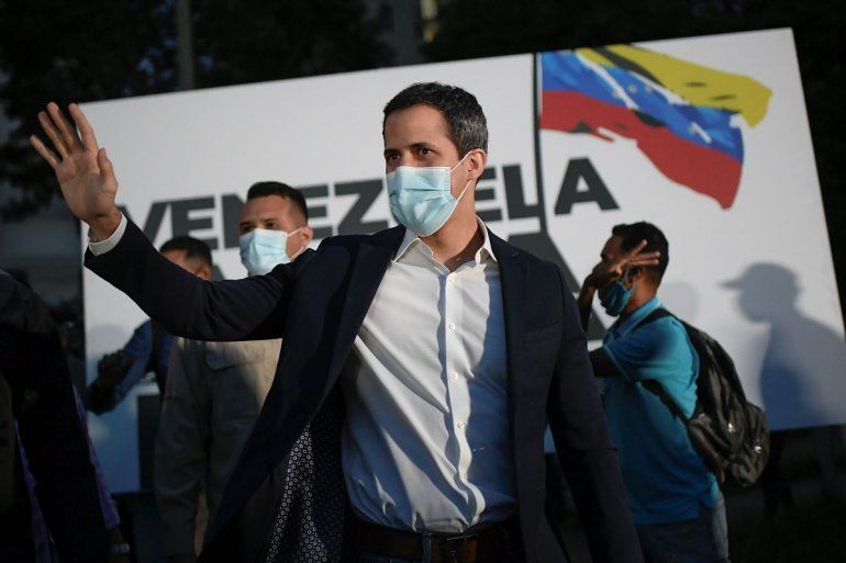 NOTICIA DE VENEZUELA  - Página 49 En-esta-foto-del-12-noviembre-2020-el-lider-opositor-juan-guaido-llega-la-manifestacion-campana-venezuela-alza-la-voz-el-barrio-terrazas-del-avila-caracas-venezuela-la-coalicion-oposicion-liderada-guaido-esta-boicoteando-la-proxima-votacion-legislativa-del-6-diciembre