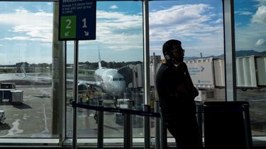 Un hombre habla por su teléfono en la Terminal Internacional del Aeropuerto Internacional de Piarco en Puerto España el 31 de octubre de 2025.