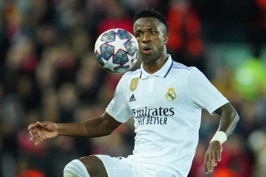 Vinicius Junior del Real Madrid controla el balón ante el Liverpool en los octavos de final de la Liga de Campeones, el martes 21 de febrero de 2023, en el estadio Anfield.