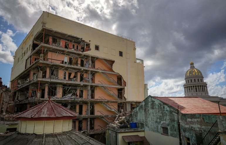 Una vista del dañado Hotel Saratoga y la cúpula del siglo XIX de la Iglesia Bautista El Calvario en La Habana Vieja, Cuba, el miércoles 11 de mayo de 2022. 