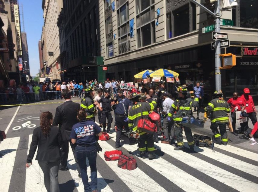 Personal de emergencia en Times Square.