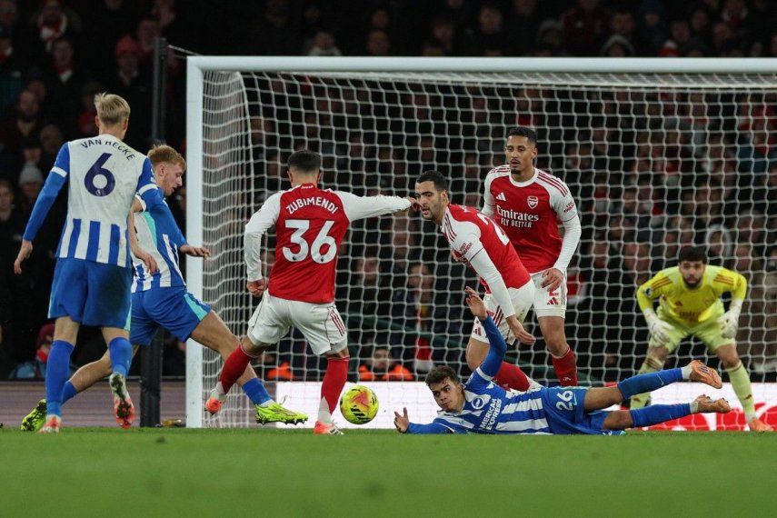 El centrocampista sueco #26 del Brighton, Yasin Ayari (abajo a la derecha), cae al suelo durante una pelea frente a la portería del Arsenal al final del partido de fútbol de la Premier League inglesa entre el Arsenal y el Brighton and Hove Albion en el Emirates Stadium en Londres el 27 de diciembre de 2025.&nbsp;
