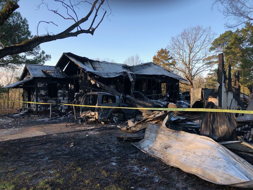 La foto provista por WLBT-TV muestra una casa da&ntilde;ada por las llamas en Clinton, Mississippi, EEUU, s&aacute;bado 8 de febrero de 2020. Una mujer y sus seis hijos murieron en el incendio de la vivienda, informaron las autoridades.&nbsp;
