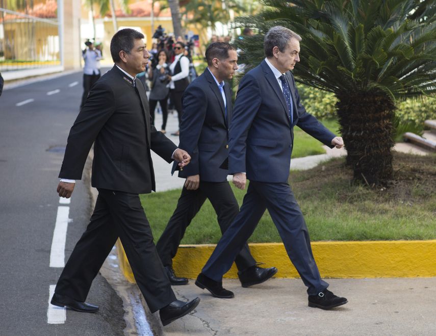 El expresidente del Gobierno español, José Luis Rodríguez&nbsp;Zapatero&nbsp;(d), y el canciller de Bolivia, Fernando Huanacuni Mamani (i).&nbsp;