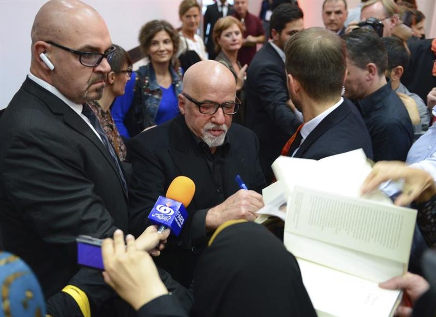 Paulo Coelho advierte al mundo del libro que, si no se adapta, morirá