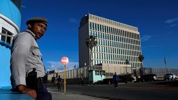 Un policía monta guardia frente a la embajada de Estados Unidos en La Habana el 26 de mayo de 2023.&nbsp;