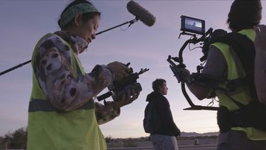 En esta imagen difundida por Searchlight Pictures, la guionista y directora Chloé Zhao, a la izquierda, y la actriz Frances McDormand, en el centro, durante el rodaje de Nomadland, nominada al Oscar en dos categorías: mejor película y mejor director.&nbsp;