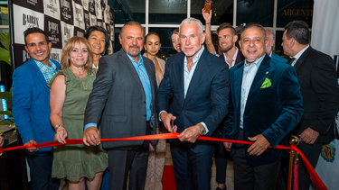 Ceremonia de corte de cinta en la inauguración de Baires Grill en Orlando.&nbsp;