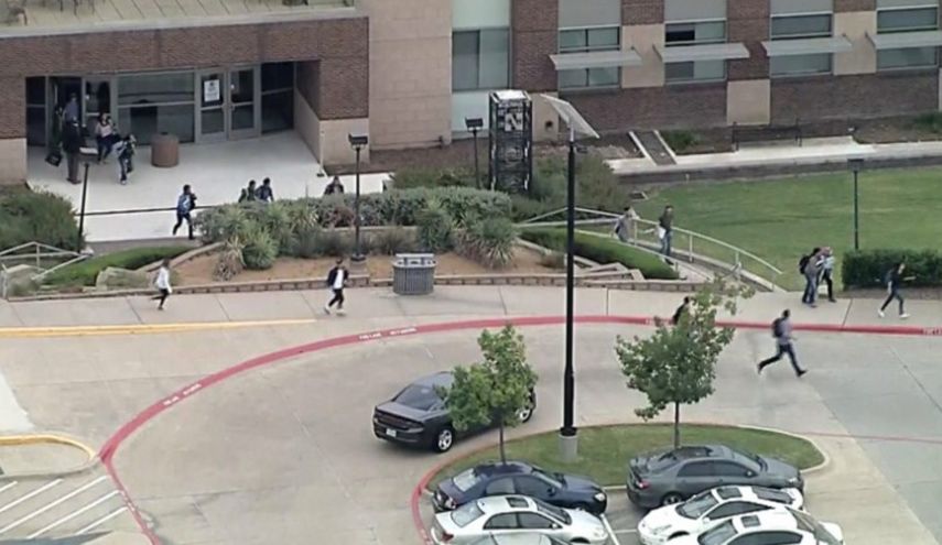 Algunos salen corriendo de&nbsp;North Lake College en Irving, Texas.