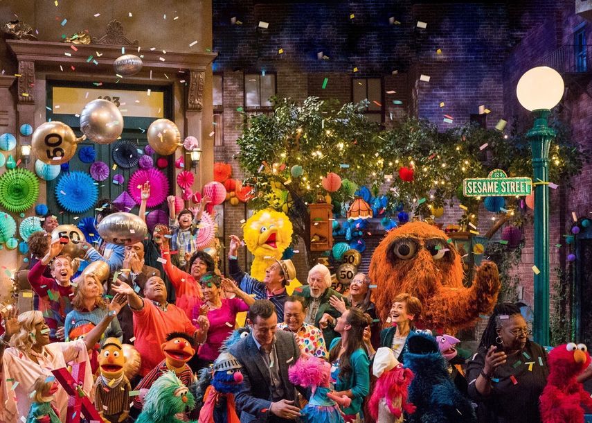 En esta imagen difundida por HBO, el elenco de Sesame Street durante una celebración por la 50ma temporada del popular programa infantil de la TV. El primer episodio de Sesame Street se transmitió en 1969.