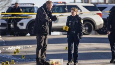 La policía investiga en la escena de los hechos.