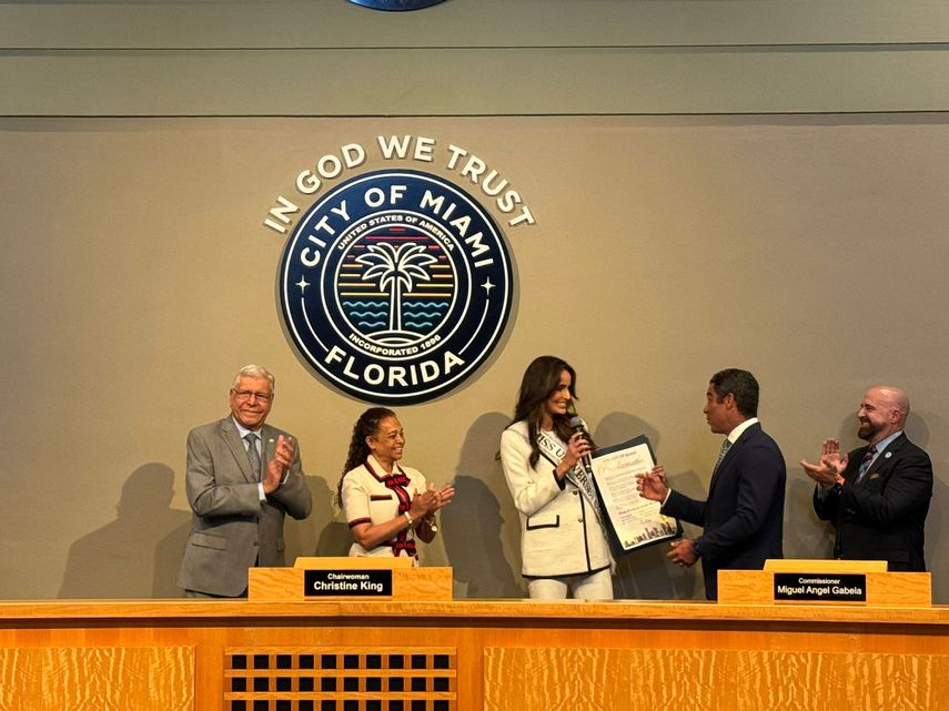 Miss Cuba 2024, Marianela Ancheta, recibe reconocimiento por parte del alcalde de Miami Francis Suárez.