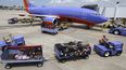 En esta fotografía del 19 de junio de 2014 se muestran maletas que serán colocadas en un avión Boeing 737 en el Aeropuerto Nacional Bill y Hillary Clinton en Little Rock, Arkansas, el 19 de junio de 2014.&nbsp;