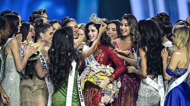 La mexicana Fatima Bosch (C) está rodeada de concursantes mientras celebra su victoria en el certamen Miss Universo 2025 en Nonthaburi, al norte de Bangkok, el 21 de noviembre de 2025.