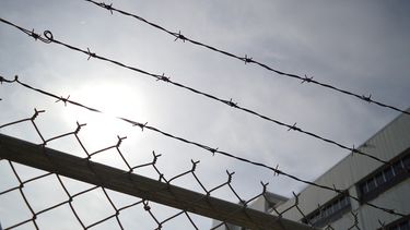 Osmar Epifanio González-Gadba, de 32 años de edad, fue encontrado colgado e inconsciente en su celda. 
