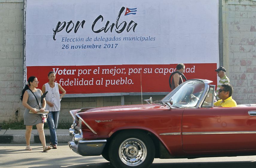 Un vehículo cruza frente a un cartel alusivo a las elecciones de delegados municipales hoy, sábado 25 de noviembre de 2017, en La Habana (Cuba).  
