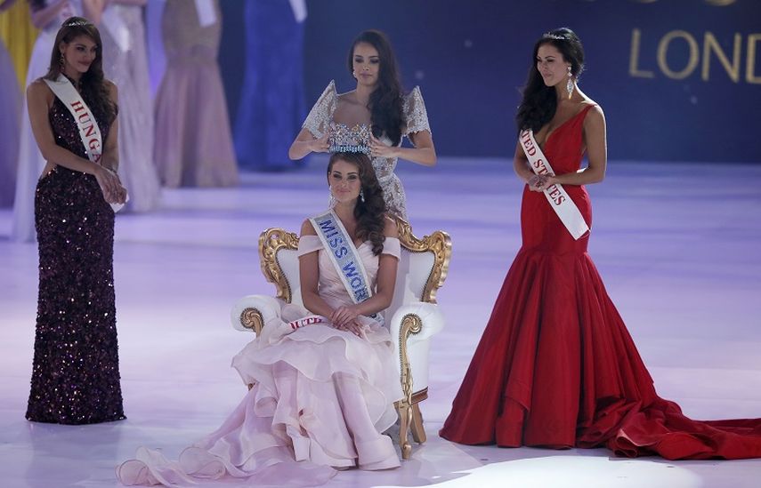 Miss Sudáfrica Rolene Strauss es coronada como Miss Mundo 2014 por la ganadora del año pasado Mega Young. (AP) 