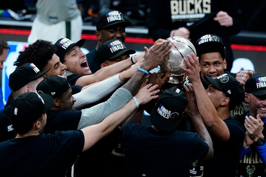 Los Bucks de Milwaukee celebran con el trofeo después de vencer a los Hawks de Atlanta en el Juego 6 de la final de la Conferencia Este y avanzar a las Finales de la NBA