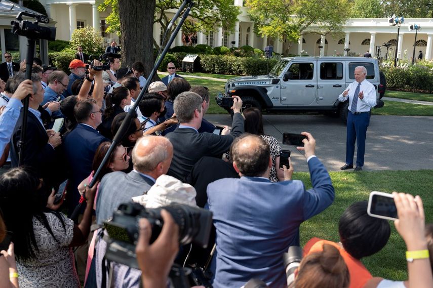 Joe Biden el jueves el objetivo de que la mitad de los autos vendidos en Estados Unidos hacia 2030 sean vehículos de cero emisiones de gases contaminantes.