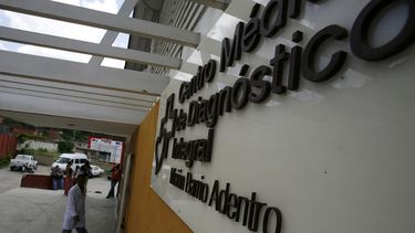 Imagen de archivo de un médico cubano llegando a un centro de diagnóstico de salud en Caracas, Venezuela.