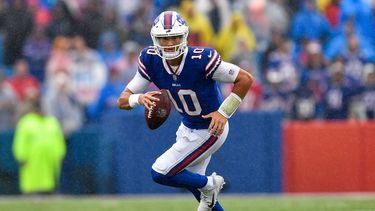 El quarterback de los Bills de Buffalo Mitchell Trubisky corre con el balón durante la segunda mitad del juego de la NFL contra los Texans de Houston. Según informes los Steelers acordaron términos por dos años para darle a Trubisky la oportunidad de competir por la titularidad tras el retiro de Roethlisberger