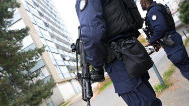 Agentes de la policía de Francia en un operativo en Rennes, el 1 de noviembre de 2024.