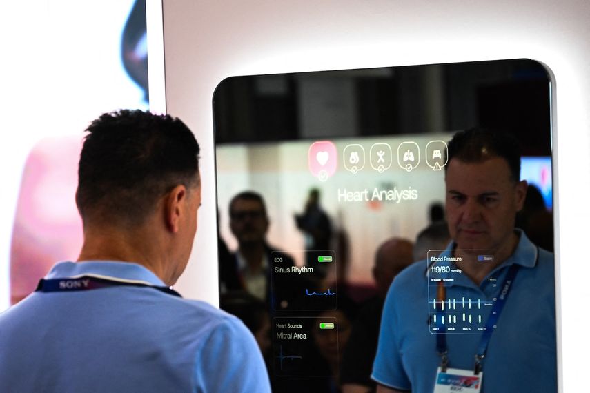 Un asistente observa los datos de la presión arterial en un espejo durante una demostración del escáner de detección de salud y la báscula inteligente OMNIA de Withings en el Consumer Electronics Show (CES) en Las Vegas, Nevada, el 7 de enero de 2025.&nbsp;