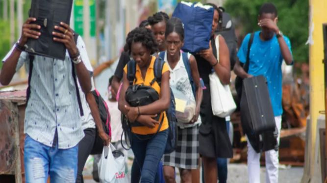 Ciudadanos haitianos huyen de sus vecindarios después de que bandas armadas aterrorizaran las áreas de Delmas 24 y Solino en mayo de 2024