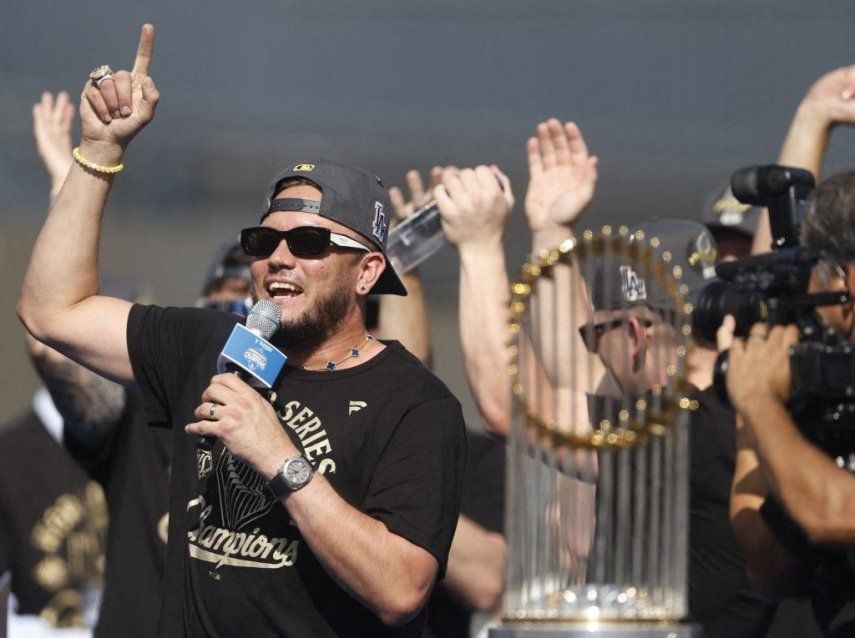 Miguel Rojas #72 de los Dodgers de Los Ángeles se dirige al público durante la Celebración de la Serie Mundial de los Dodgers 2025 en el Dodger Stadium el 3 de noviembre de 2025 en Los Ángeles, California.&nbsp;