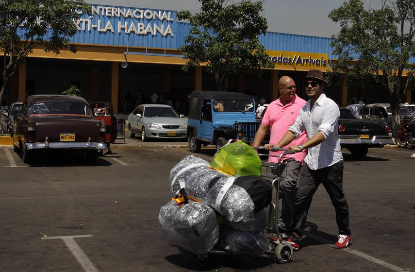 Cubanos en el Aeropuerto Nacional José Martí.&nbsp;