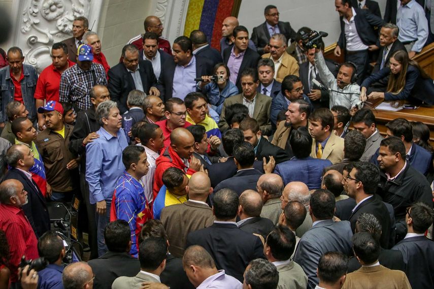 Diputados de oposición y oficialismo discuten en la Asamblea Nacional, en Caracas