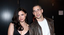 Margaret Qualley (izquierda) y Jack Antonoff asisten a la 68ª edición de los Premios GRAMMY en el Crypto.com Arena el 1 de febrero de 2026 en Los Ángeles, California.