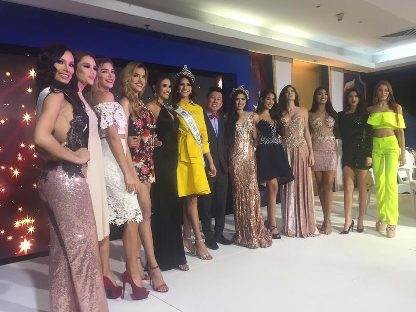 El presidente del concurso de belleza internacional, Nawat Itsaragrisil, en compañía de la actual reina del evento, la paraguaya Clara Sosa, y Valentina Figuera, quien representará a Venezuela en la cita.&nbsp;&nbsp;