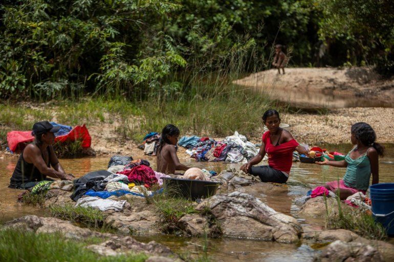 Mujeres indígenas Miskita lavan ropa en la quebrada de su comunidad.