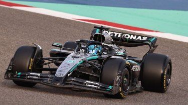 El piloto británico George Russell, de Mercedes, maneja durante el tercer día de pruebas en el Circuito de Sakhir, el 28 de febrero de 2025.