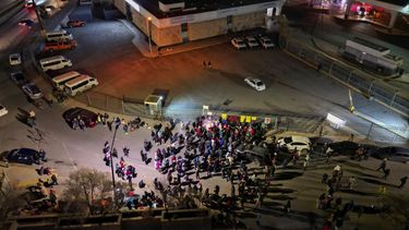 Personas participan en la vigilia por las víctimas de un incendio en un centro de detención de migrantes en el que murieron 40 personas en Ciudad Juárez, México, el 28 de marzo de 2023. 