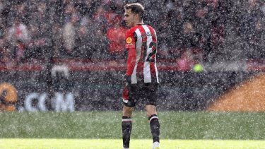 El defensa español #12 del Brentford Sergio Reguilón bajo la lluvia durante el partido de fútbol de la Premier League inglesa entre el Brentford y el Chelsea en el Gtech Community Stadium en Londres el 2 de marzo de 2024.