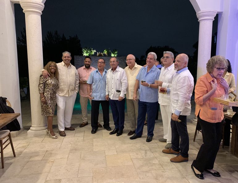 Varios cubanos en una reunión tras cerca de 50 años sin verse después de que compartieran en albergues españoles entre los años 60 y 70, antes de viajar a Estados Unidos en su camino al exilio. 