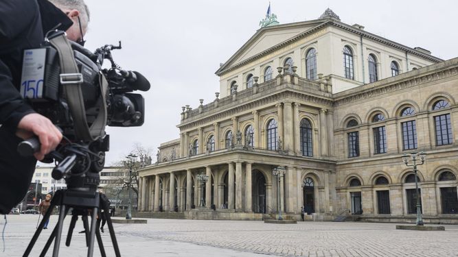 Un camarógrafo filma la Ópera Estatal de Hannover, Alemania, el lunes 13 de febrero de 2023. Director de ballet alemán ataca con heces a una crítica.