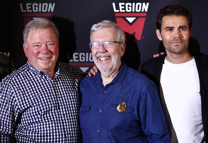 William Shatner, Leonard Maltin y Paul Wesley asisten a la ceremonia de huellas de manos de William Shatner organizada por Legion M durante 2022 Comic-Con International: San Diego en Theatre Box el 21 de julio de 2022 en San Diego, California.&nbsp;