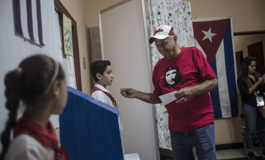 Un hombre vestido con una camiseta con la imagen de Ernesto Che Guevara asiste un colegio electoral en La Habana, Cuba, el domingo 26 de marzo de 2023.&nbsp;