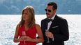 Parodia de las historias detectivescas de Agatha Christie, Murder Mystery se centra en un torpe policía (Sandler) y su esposa (Aniston), quienes se ven envueltos durante sus vacaciones europeas en el asesinato de un millonario.