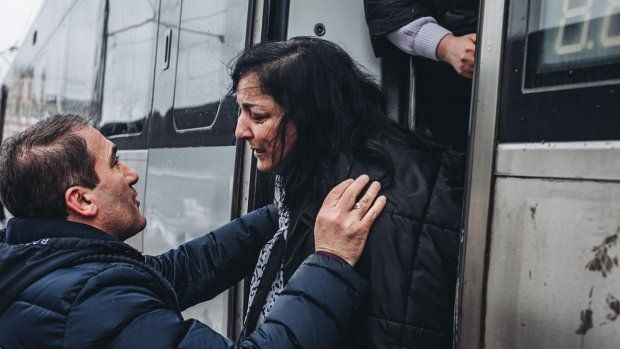 Una mujer se despide de su marido desde uno de los trenes de evacuación que salen de Kiev, a 1 de marzo de 2022, en Kiev (Ucrania).  - Diego Herrera / Europa Press
