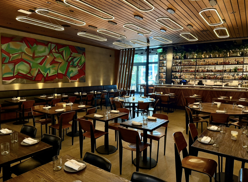 Vista interior del restaurant con capacidad para más de 100 comensales.