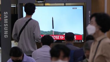 Una pantalla de televisión muestra una imagen de archivo del lanzamiento de un misil norcoreano, durante un programa de noticias, en la estación de tren de Seúl, Corea del Sur, el miércoles 28 de septiembre de 2022.&nbsp;