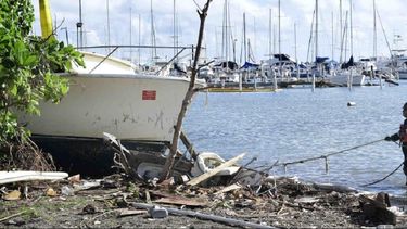 El comando unificado para la Función de Apoyo de Emergencia 10 (ESF-10 por sus siglas en inglés), removió varias naves en Piñones y Fajardo.