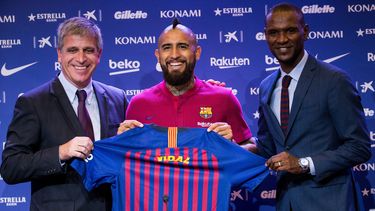El centrocampista internacional chileno&nbsp;Arturo&nbsp;Vidal, acompañado por el responsable del Área Deportiva del FC Barcelona, Jordi Mestre (i) y del director deportivo del club azulgrana, Eric Abidal (d), durante el acto de presentación este mediodía como nuevo jugador del FC Barcelona para las próximas tres temporadas.&nbsp;