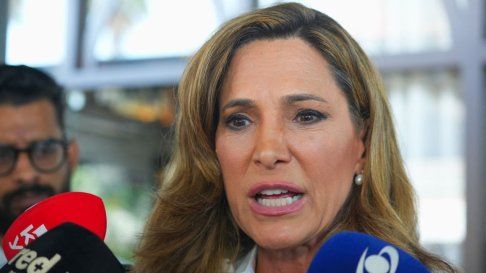La representante federal estadounidense María Elvira Salazar habla con los periodistas.