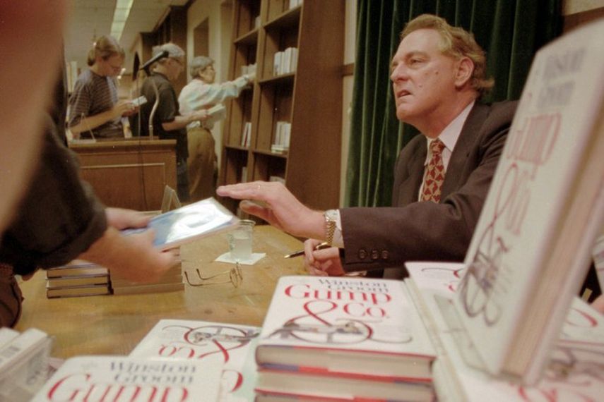 En esta fotograf&iacute;a de archivo del 21 de agosto de 1995, Winston Groom, autor de Forrest Gump, el libro en el que se bas&oacute; la pel&iacute;cula del mismo nombre y que se gan&oacute; seis premios Oscar, firma copias de la secuela Gump & Co. en una librer&iacute;a de la ciudad de Nueva York.&nbsp;